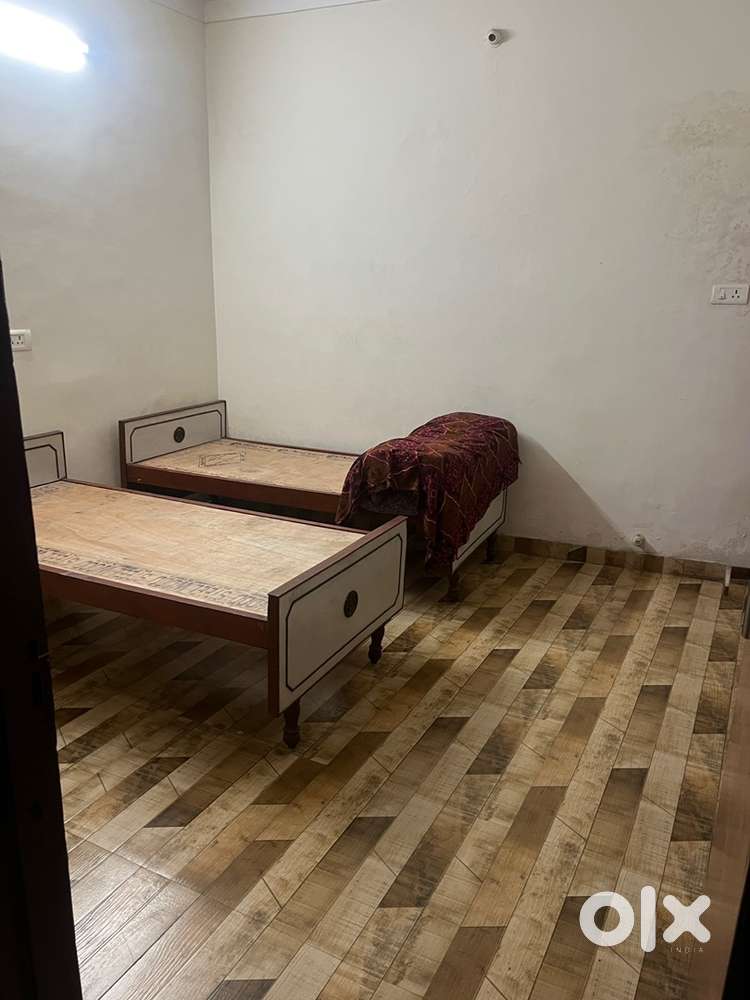 Immediate room available for girls