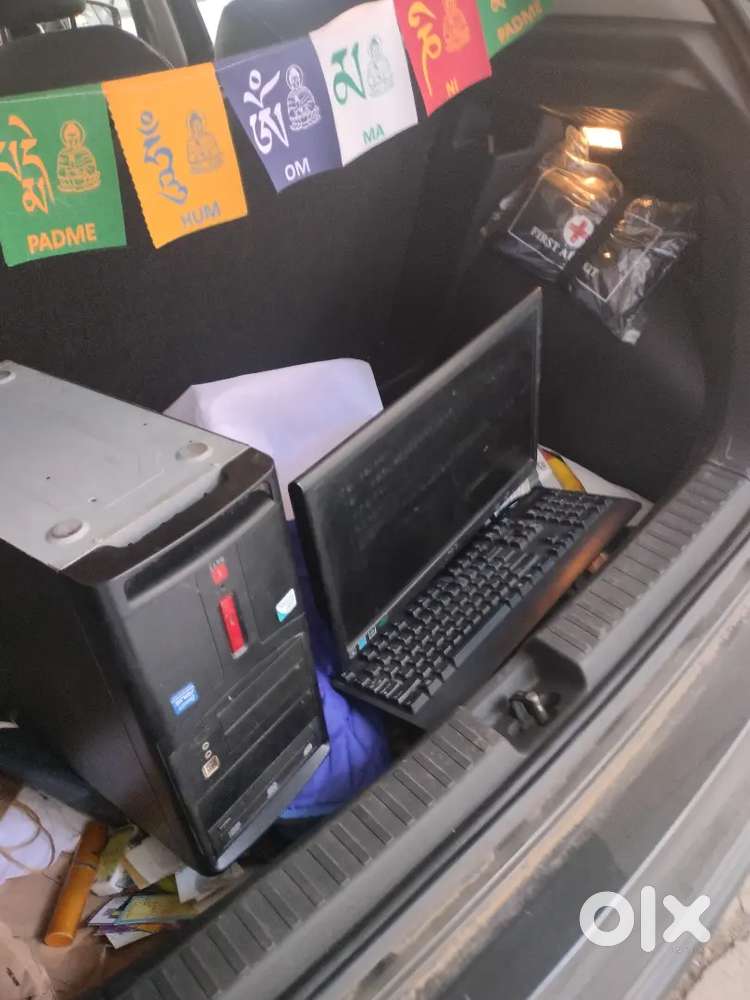 Desktop with xpu, let screen keyboard and small two speaker
