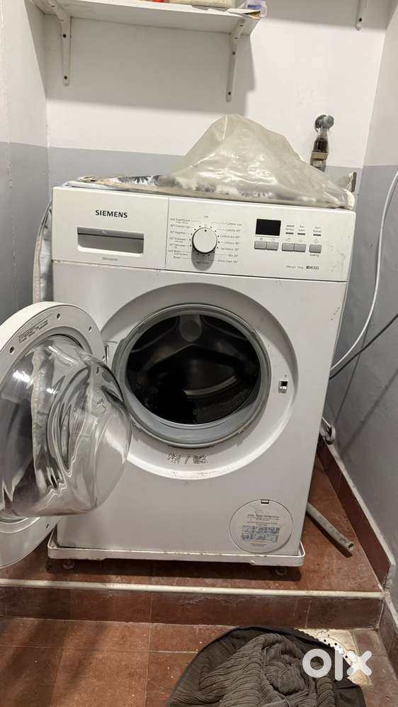 SIEMENS iQ300 front-loading washing machine.