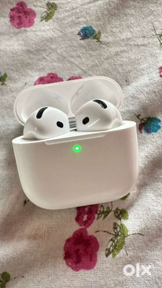 Apple airpods 4 without ANC in great condition.