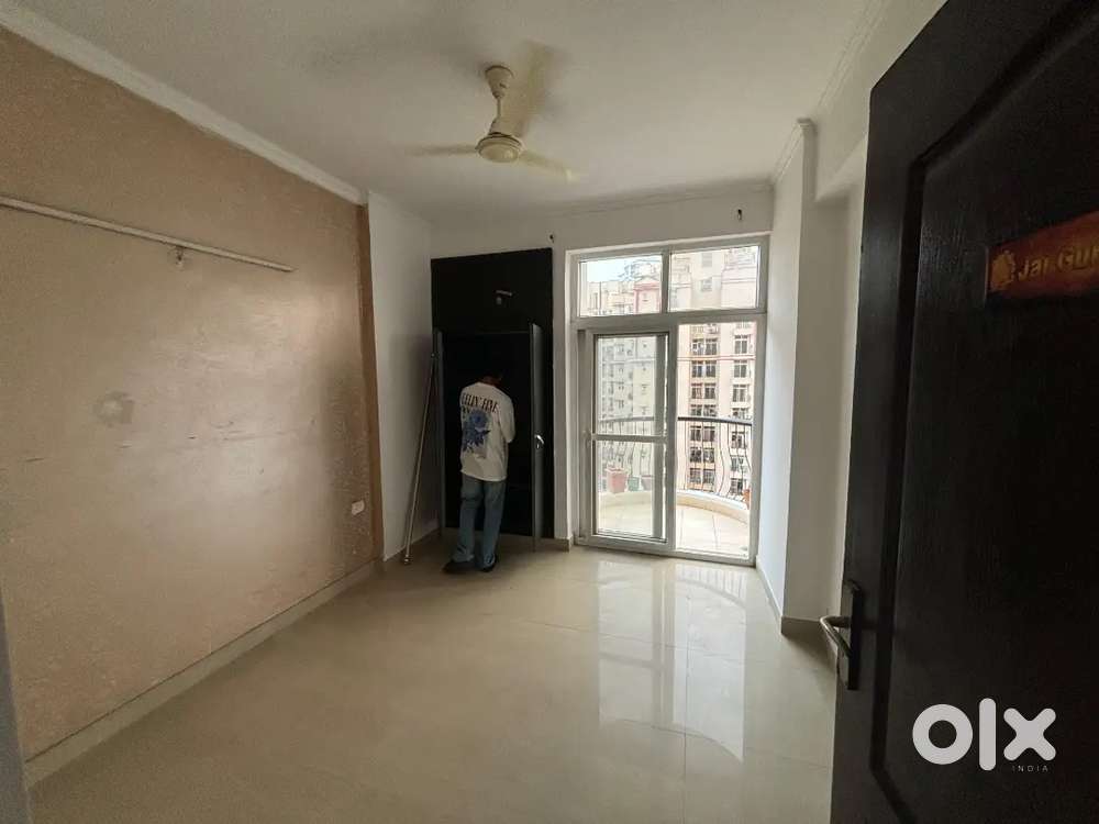 Flat 2 plus study 1180 sqft main road facing best location