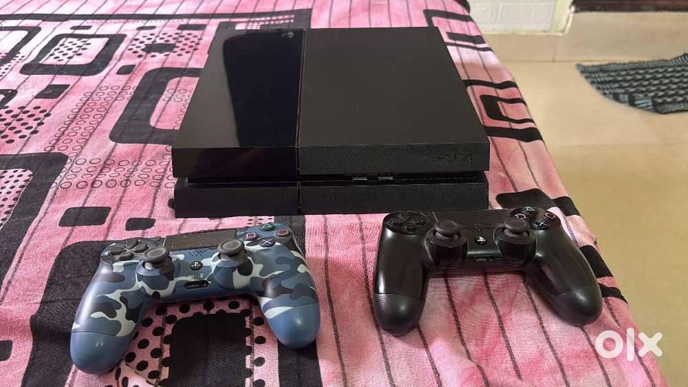 PS4 STANDARD 500 GB WITH OG PROPERTIES & 3 GAMES