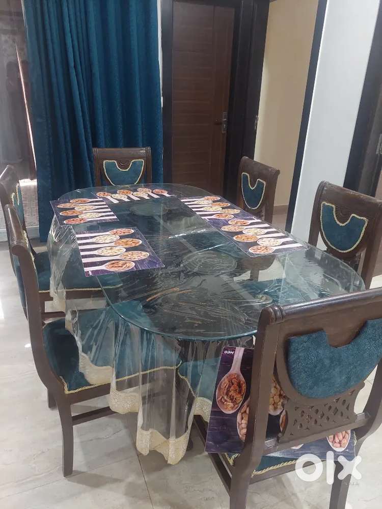 Central table and dinning table