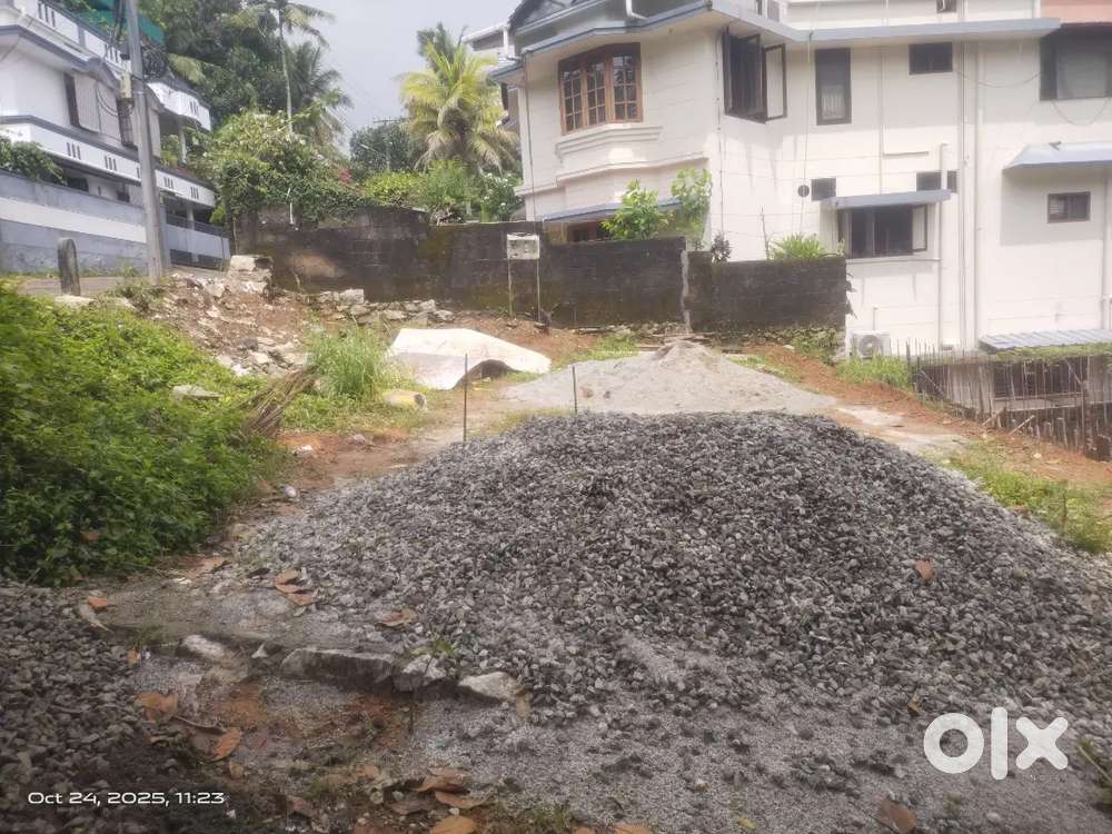 5 cent sreekariyam near Loyola school Asking 11 lakh negotiable