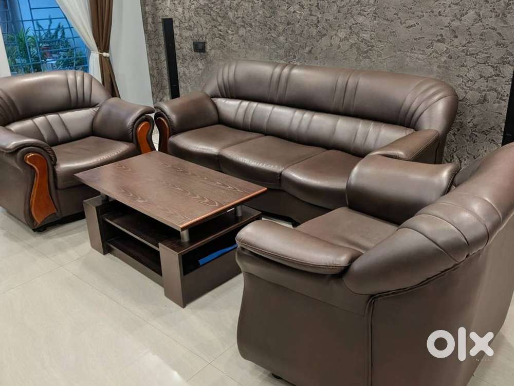 5-Seater Leather Sofa Set w Center Table - Excellent Condition