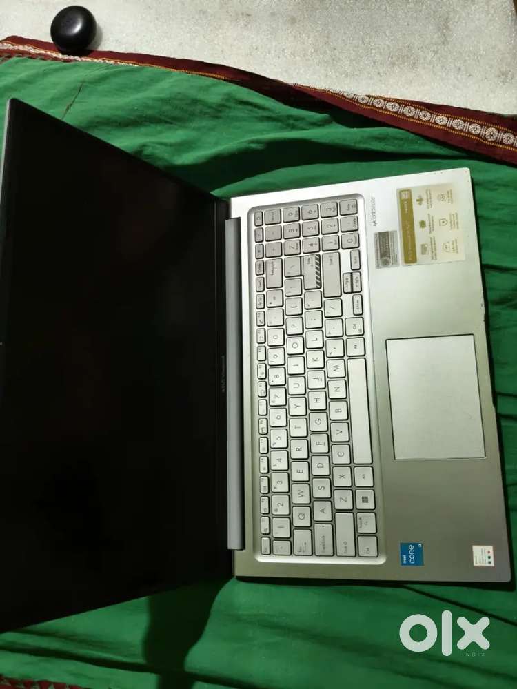 Laptop core i3 13th Gen 8GB/512 GB
