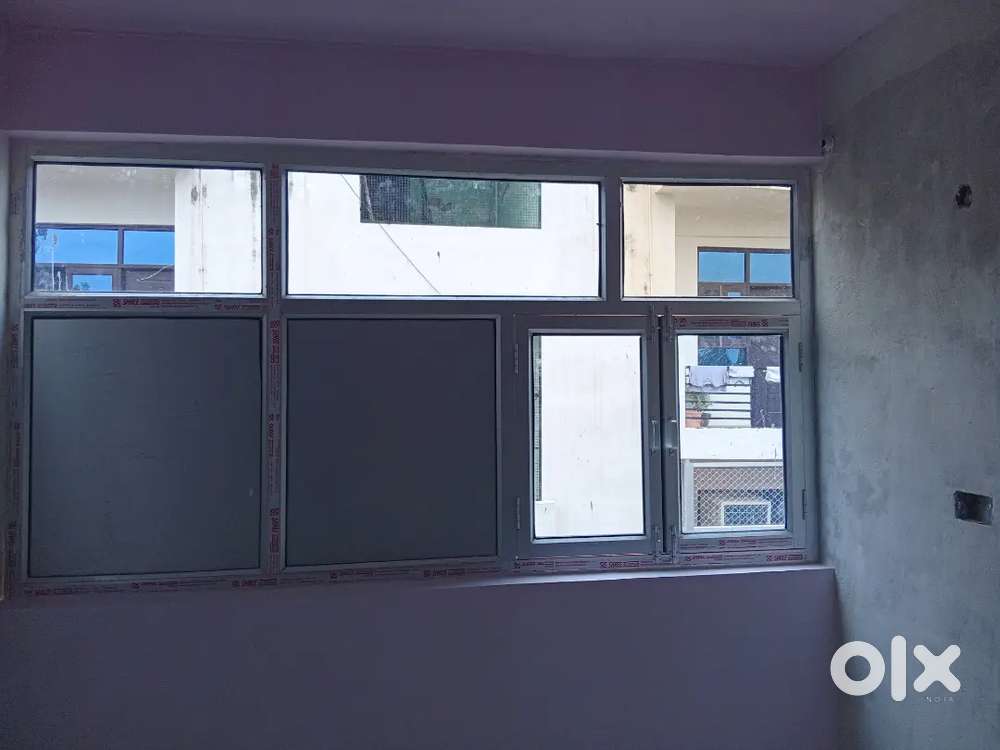 Good Room and full finish and attach bathroom  and balcony window