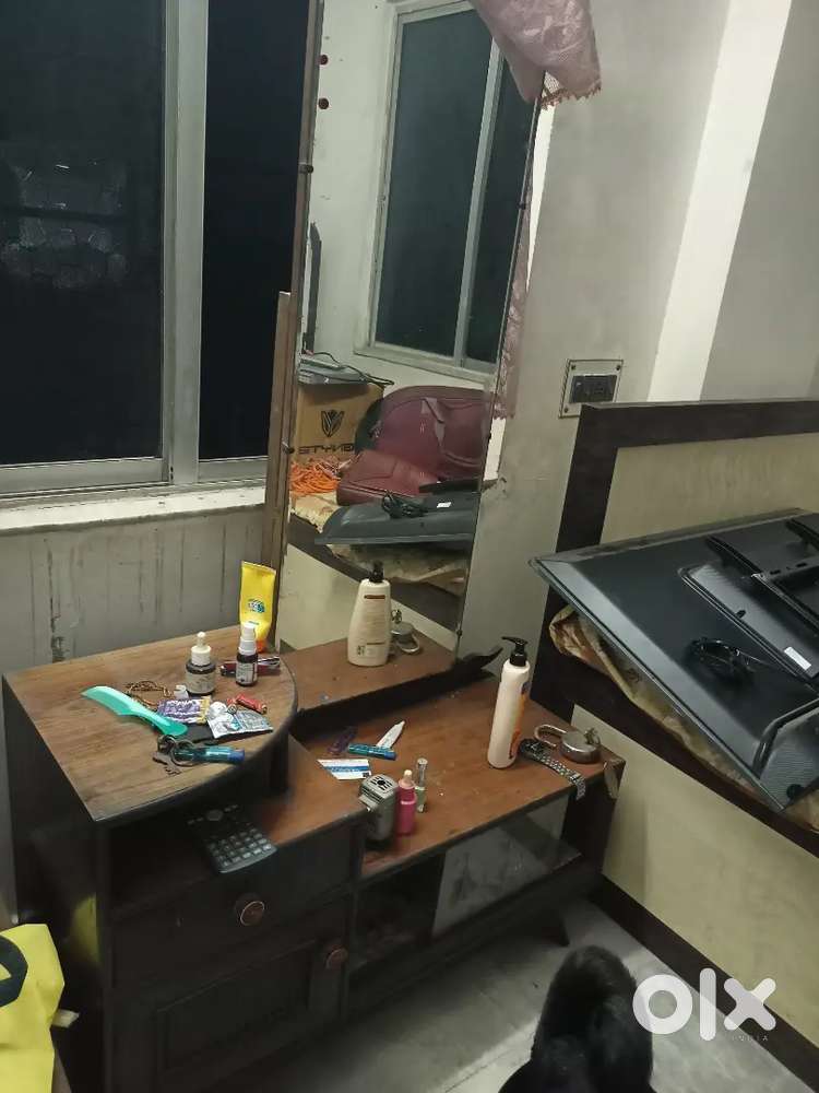 Dressing table with glass