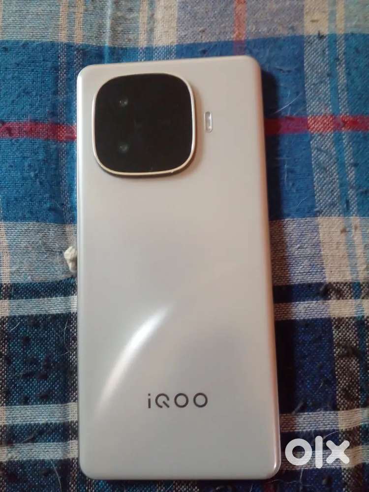 Iqoo 10. 12+12 gb ram 256 storage