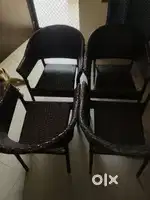 Chair  4 ha aur ek table