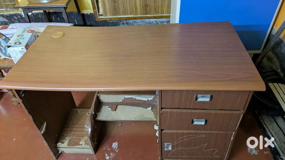 Computer table