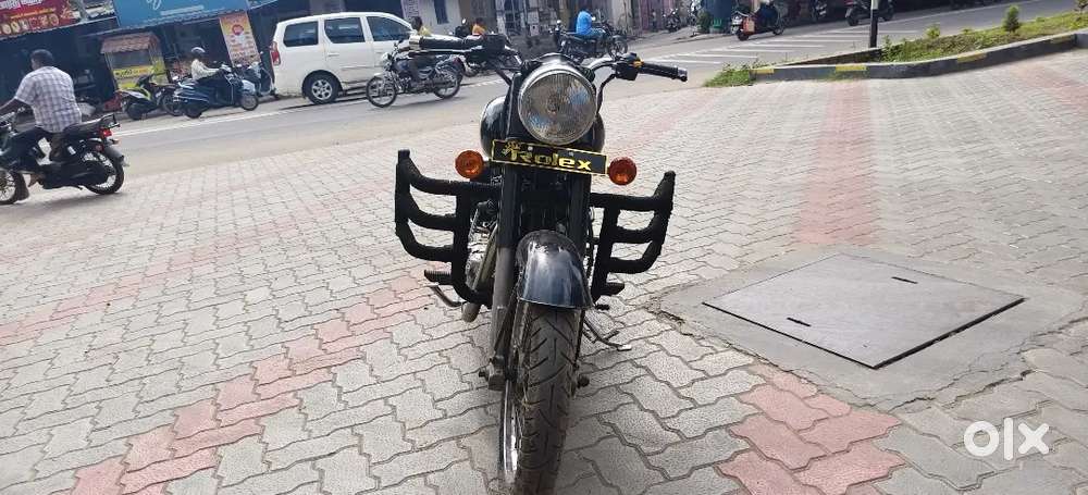 ROYAL ENFIELD CLASSIC 350 BLACK COLOUR