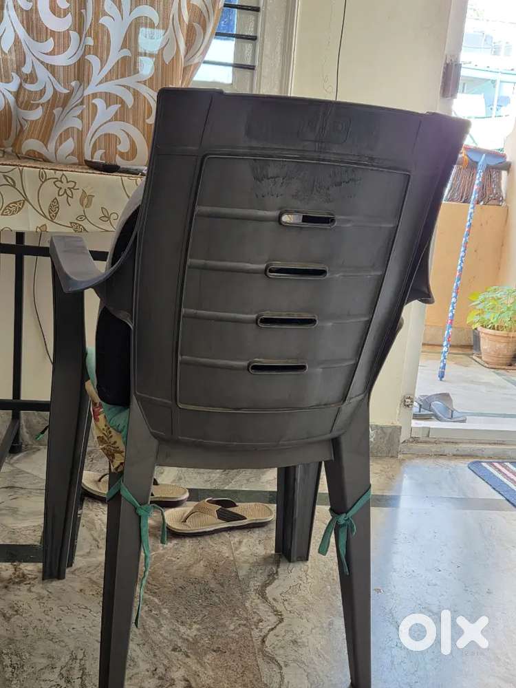 1 plastic table,2 chairs