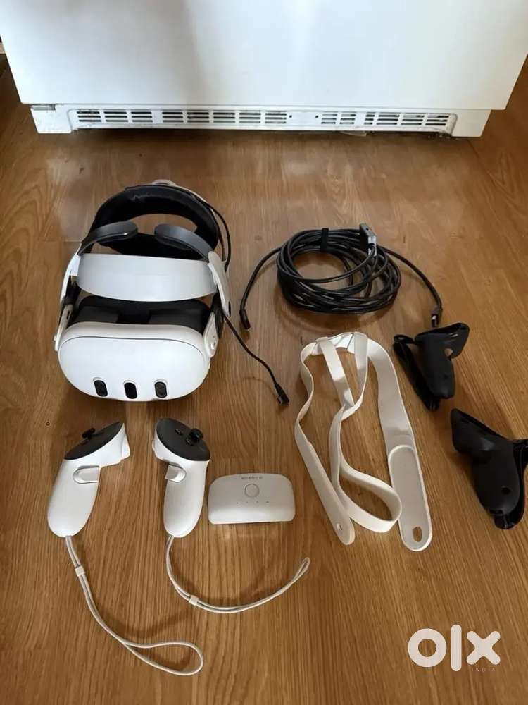 Meta Quest 3 128GB VR Headset - White BOBOVR Battery Headset And Batte