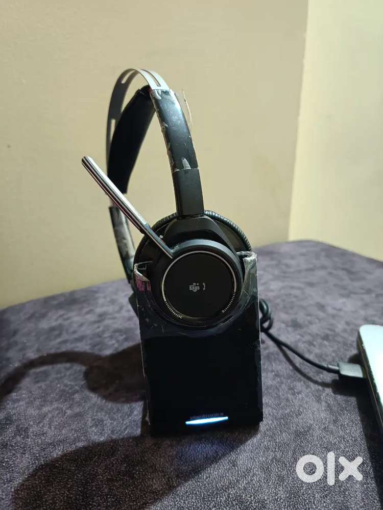 Plantronics headphones with teams calling feature