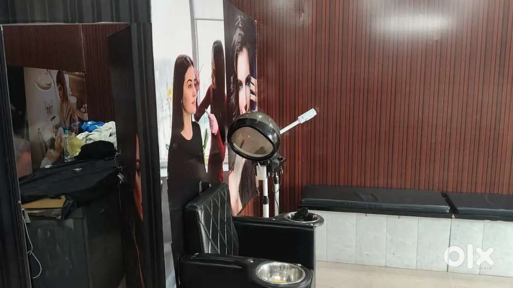 Yah ek ladiss gents Salon hai main iske andar ka saman bech raha hun