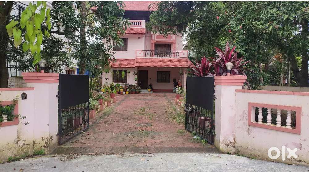 10 cent land with house,Near Cochin Javaharlal Nehru stadium