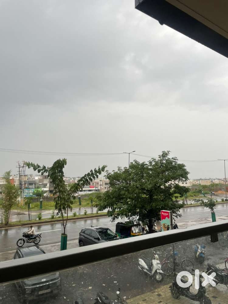 ફૂલ ફાનીચર વાળી દુકાન વેચાણ થી અને ભાડે આપવાની છ