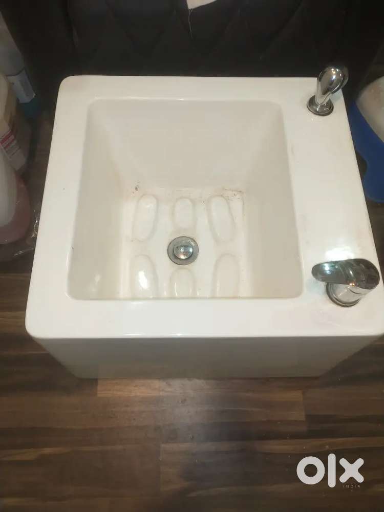 Pedicure chair and tup