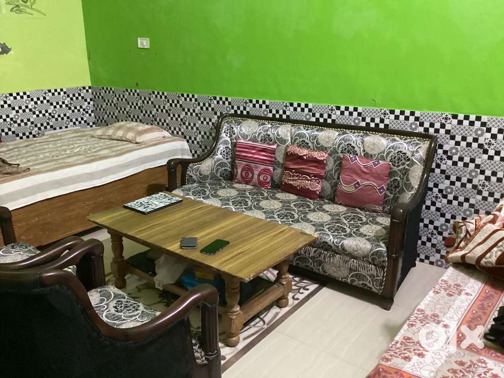 5 seater sofa set with 2 pairs of Sofa Cover with a Table