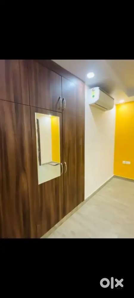 3bhk+servant ( 2350) sqft semi furnish luxury flat MI rustle court Lko