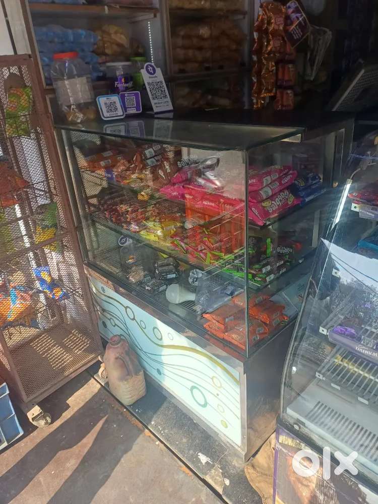 Cake display counter