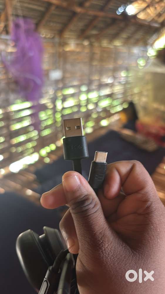 Wired headphones with noise cancellation - 8 months old