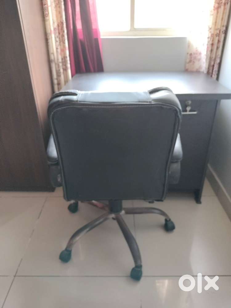 Study table chair ( both items buy in 1800 only)