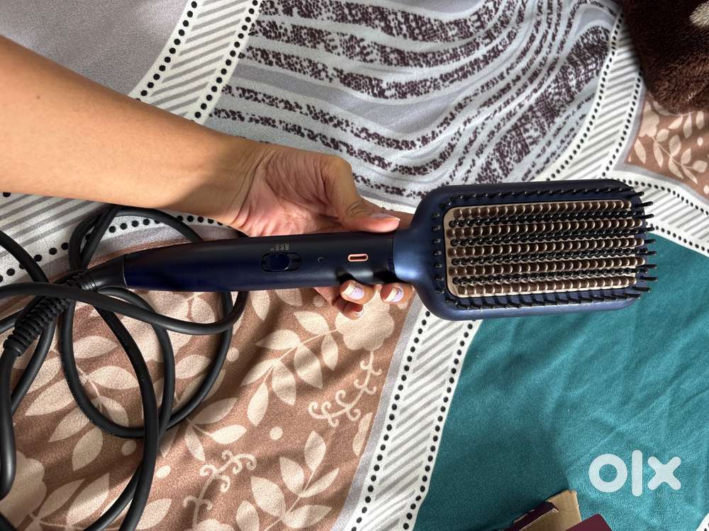 PHILIPS (Heated straightening Brush) Date of manufacture- 10/2023