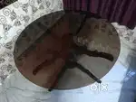 Round dining table