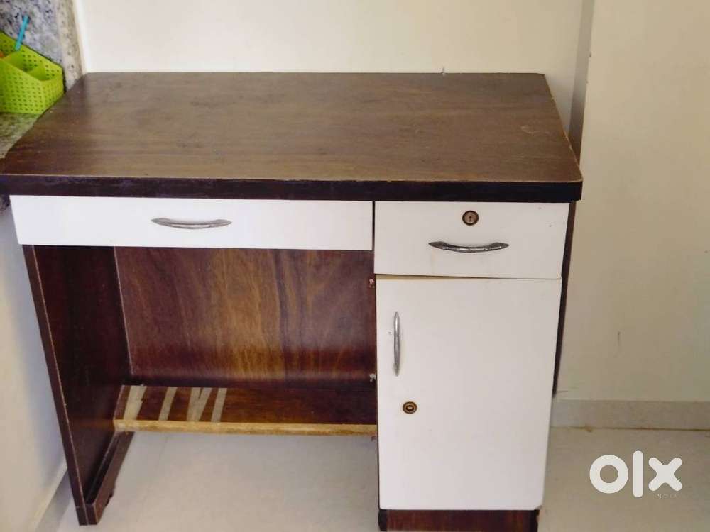High-Quality Wooden Computer Table – Strong & Durable
