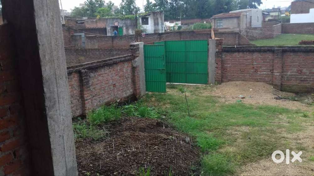 1 Albestors room 18*15 size with open space and covered with boundary