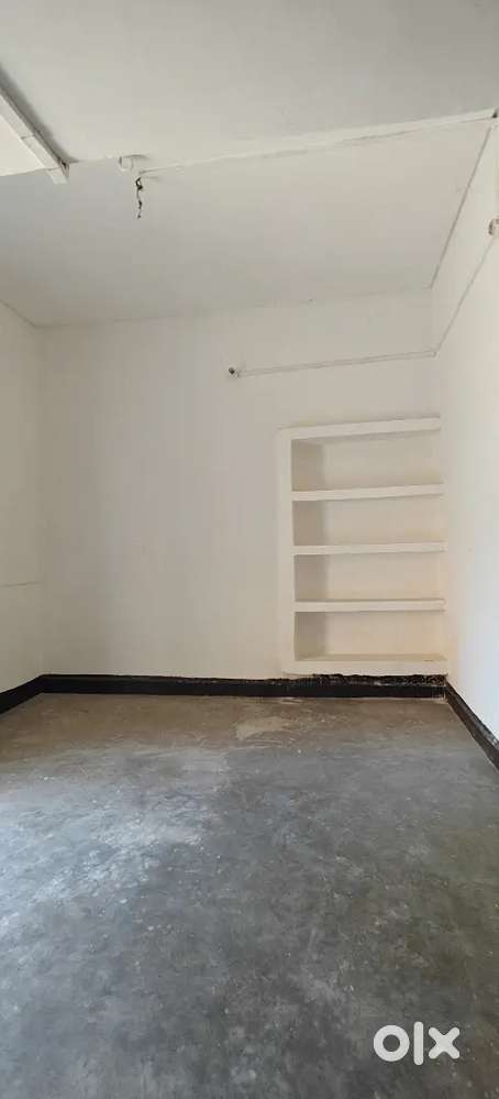 1 room, kitchen, but bathroom common hai lekin clean rahega