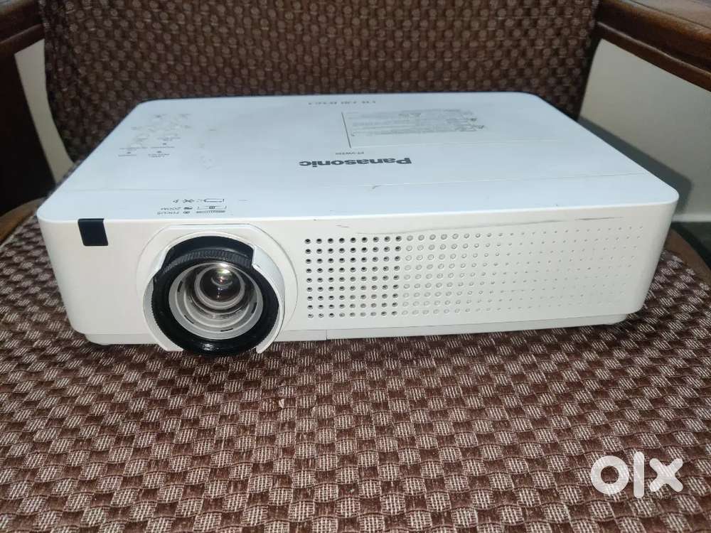 PANASONIC HOME THEATRE PROJECTOR,WXGA RESOLUTION,3300 LUMENS IN MINT..
