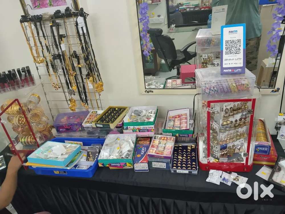 Imitation jewellery.