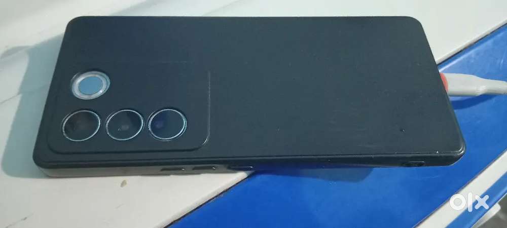 Vivo v 27 12gb 256