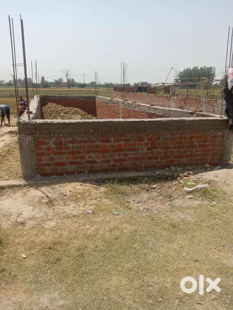 Medical road Gulhariya bazar ke aage ya plot hai