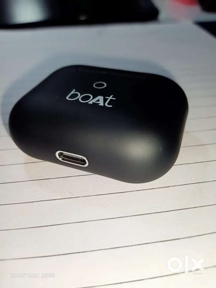 Boat alpha Tws with silicon protective case