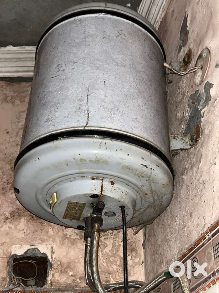 Geyser, excellent condition, 15 litre automatic geyser