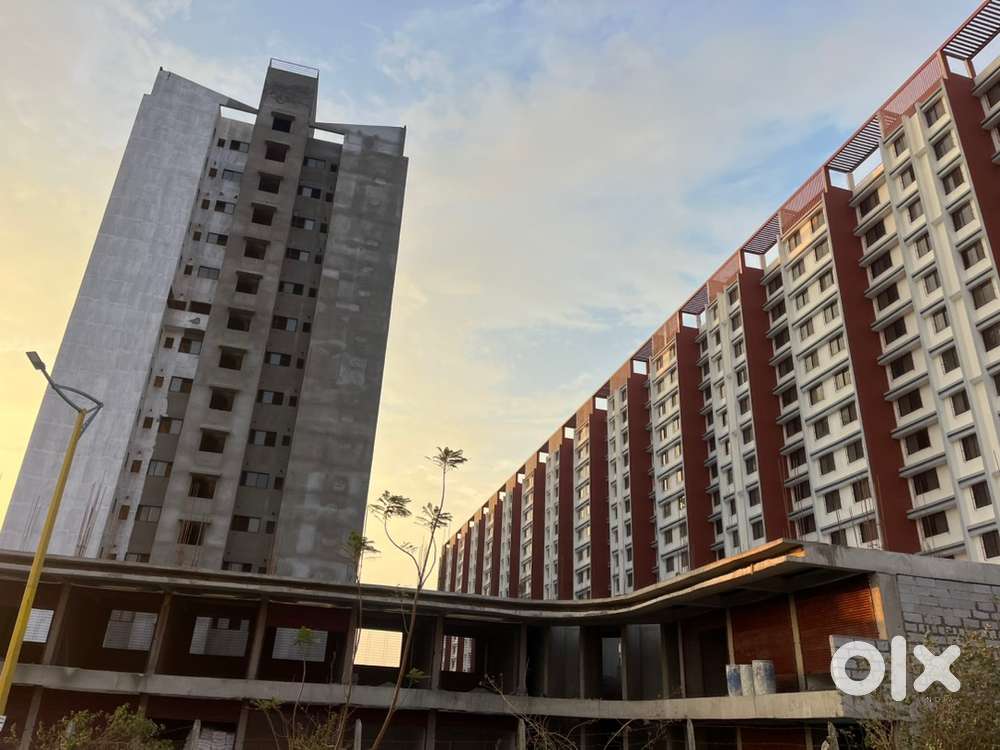 I need male 3 room mate job student good bachelor person rent 4k