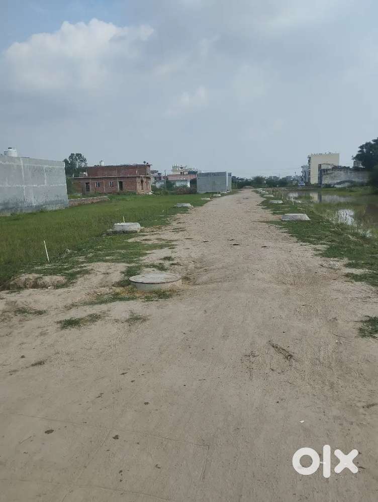 Plot for sale.102 gaj 122 gaj 96gaj