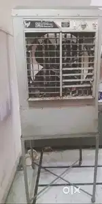 Cooler with exhaust fan