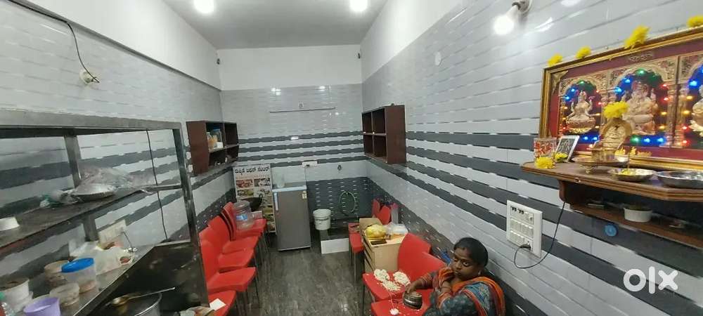 Prime space available now! Efficient 140 sq ft commercial unit