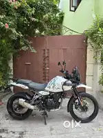 ROYAL ENFIELD HIMALAYAN 450 white Top Model