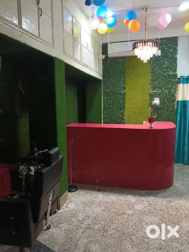 THE ROYAL UNISEX SALON & SPA