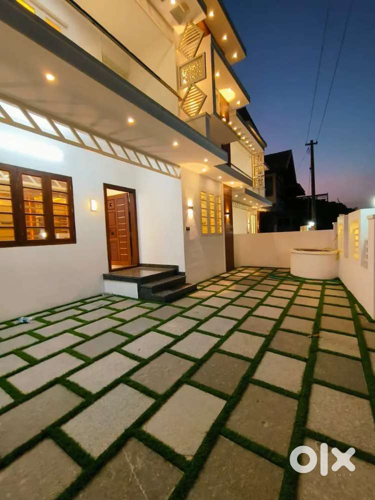 Maradu Junction 500 meter distence 6 meter wide Road 5 BHK New House