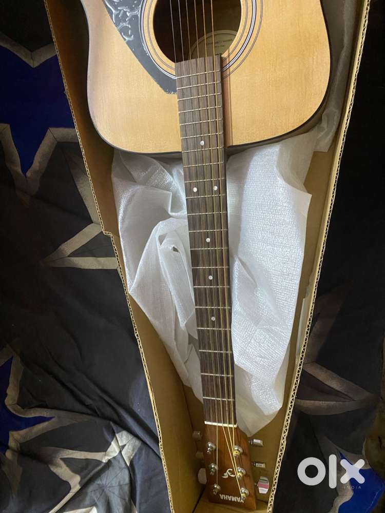 Yamaha F280 Guitar+ Capo