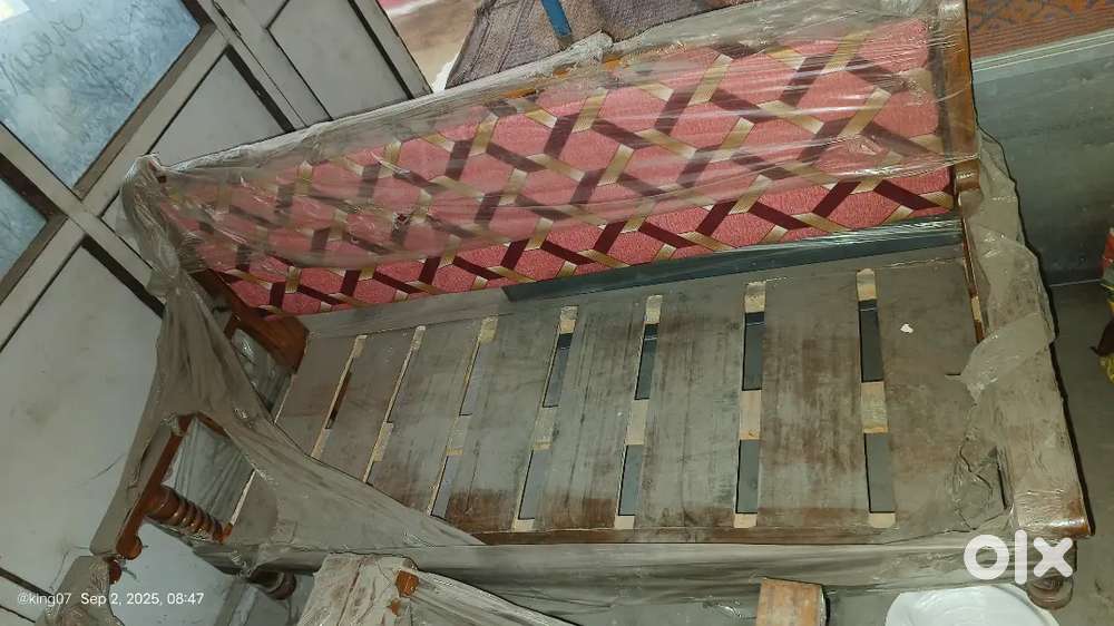 सोफा सेट 5 लोगो जिसमें बैठ सके टेबल के साथ