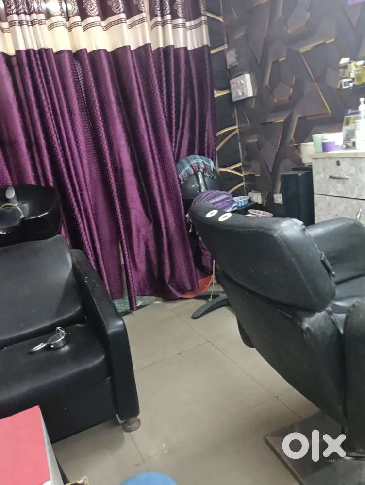 Ladeis beauty parlour sale