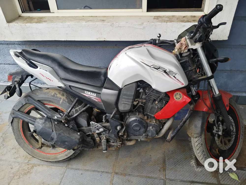 RED COLOUR GOOD CONDITION 2 NEW TYRES